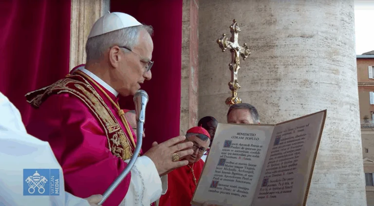 TVTNews 4 habemus-papam-fumaca-branca-no-vaticano-chamine-na-capela-sistina-fumaca-branca-indica-que-o-papa-for-eleito-imagem-reproducao-vatican-news-tvt-news