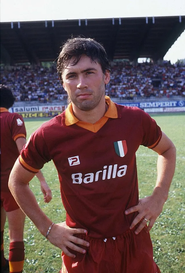 O-jogador-de-futebol-italiano-Carlo-Ancelotti-na-Roma-na-temporada-19831984.-Foto:-Wikimedia-Commons-tvt-news