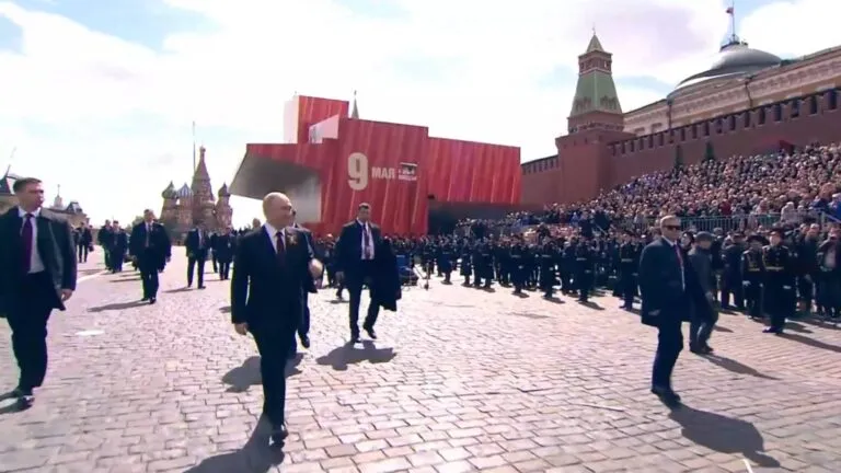 russia-celebra-80-anos-do-dia-da-vitoria-com-desfile-militar-povo-sovietico-esmagou-o-nazismo-e-salvou-o-mundo-da-escravidao-disse-putin-foto-reproducao-sputnik-brasil-tvt-news