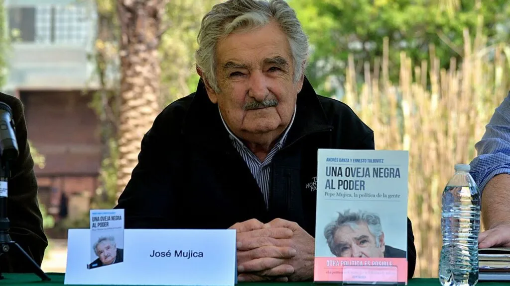 pepe-mujica-jose-alberto-pepe-mujica-cordano-e-um-politico-da-esquerda-da-america-latina-e-agricultor-uruguaio-foi-presidente-do-uruguai-entre-2010-e-2015-apos-deixar-a-presidencia-foi-senador-de-marco-de-2015-ate-agosto-de-2018-foto-wikimedia-commons-tvt-news