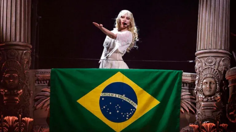 lady-gaga-reune-2-1-milhoes-de-fas-em-copacabana-e-entra-pra-historia-lady-gaga-durante-discurso-na-noite-de-sabado-3-em-copacabana-no-rio-reproducao-x-tvt-news