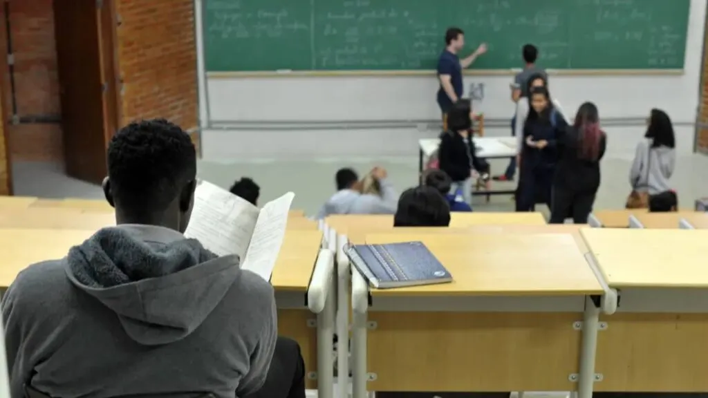 População preta e parda enfrenta desigualdades na educação 3 bolsistas-comecam-a-receber-pagamentos-do-pe-de-meia-licenciaturas-r-700-estao-disponiveis-para-saque-imediato-pelos-estudantes-foto-marcello-casal-jr-agencia-brasil-tvt-news