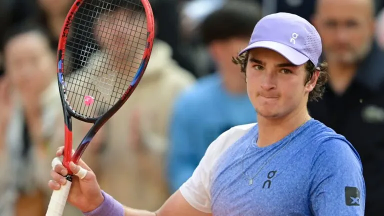 Joao-Fonseca-roland-garros-alcancou-a-melhor-posicao-de-sua-carreira-o-54-lugar-no-PIF-ATP-Live-Rankings-Foto-Peter-Staples-ATPtour-tvt-news