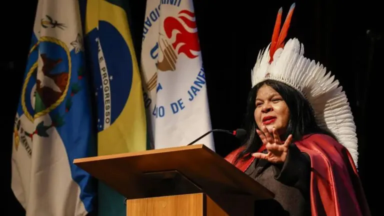 sonia-guajajara-e-a-primeira-indigena-doutora-honoris-causa-da-uerj-a-gente-nao-sabe-se-chora-se-sorri-se-sente-se-paralisa-reagiu-foto-tania-rego-agencia-brasil-tvt-news