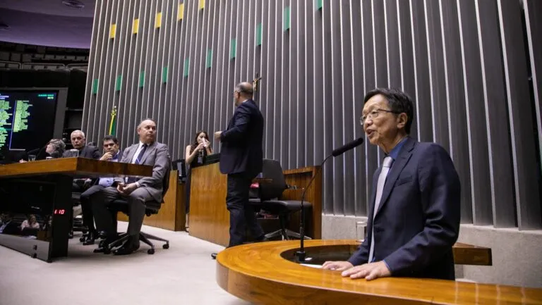 fenae-54-anos-entidade-recebe-homenagem-na-camara-dos-deputados-federacao-nacional-das-associacoes-do-pessoal-da-caixa-fenae-faz-54-anos-e-recebe-homenagem-em-sessao-solene-na-camara-dos-deputados-foto-fenae-tvt-news
