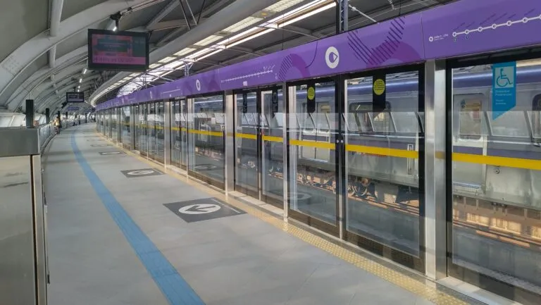 apos-morte-passageiro-linha-5-barreiras-trem-estacoes-da-linha-5-lilas-nao-tem-sensores-de-presenca-na-porta-de-seguranca-foto-wikimedia-commons