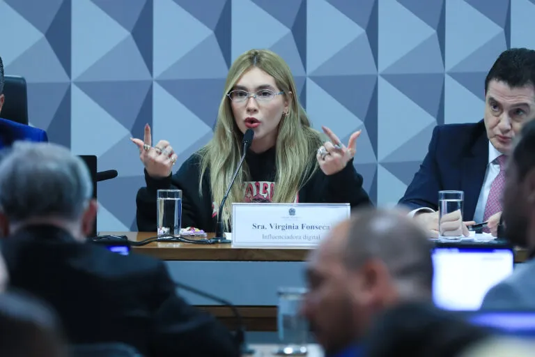 Reunião-da-CPI-do-Senado-que-investiga-irregularidades-no-setor-de-apostas-on-line-(CPI-das-Bets)-para-ouvir-a-apresentadora,-influenciadora-e-empresária-Virginia-Pimenta-da-Fonseca-Serrão-Costa.-Foto:-Lula-Marques/Agência-Brasil-tvt-news