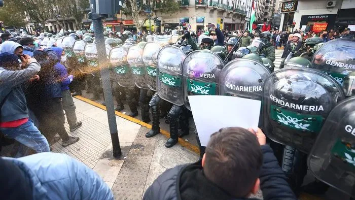 argentina-manifestacao-termina-com-mais-de-80-feridos-por-policiais-a-gendarmaria-disparou-gas-lacrimogeneo-contra-os-manifestantes-argentinos-foto-leandro-teysseire-pagina12-tvt-news