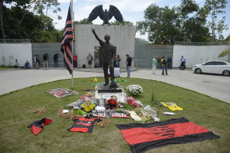 Fãs-prestam-homenagem-aos-jogadores-vítimas-da-tragédia-no-Centro-de-Treinamento-do-Flamengo,-o-Ninho-do-Urubu-em-2019. Foto:-Tomaz-Silva/Agência-Brasil.-tvt-news