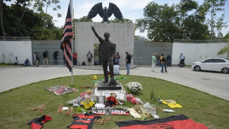 TVTNews 6 Fas-prestam-homenagem-aos-jogadores-vítimas-da-tragédia-no-Centro-de-Treinamento-do-Flamengo,-o-Ninho-do-Urubu-em-2019. Foto:-Tomaz-Silva-Agencia-Brasil.-tvt-news