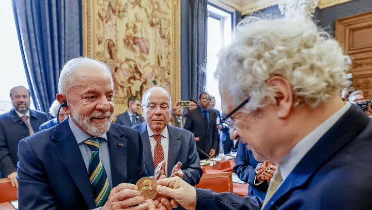 Os-Imortais-franceses-incluem-a-palavra-“multilateralismo”-no-dicionário-em-homenagem-ao-presidente-Lula. Foto:-Ricardo-Stuckert-/-PR-tvt-news