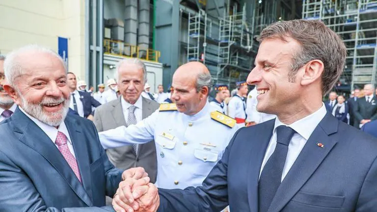 presidente-lula-e-presidente-emmanuel-macron-que-visitou-o-brasil-em-abril-do-ano-passado-foto-agencia-gov-tvt-news