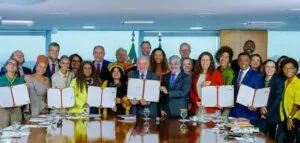o-presidente-lula-ministros-ministras-parlamentares-e-autoridades-durante-a-sancao-da-nova-lei-de-cotas-representatividade-no-servico-publico-foto-ricardo-stuckert-pr-tvt-news
