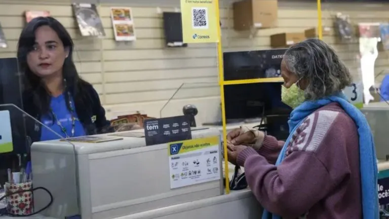 fraude-no-inss-correios-ja-atenderam-300-mil-aposentados-atendimento-nas-agencias-dos-correios-comecou-na-ultima-sexta-30-foto-antonio-cruz-abr-tvt-news