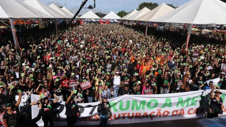 professores-da-rede-publica-do-df-mantem-greve-e-preciso-que-o-gdf-apresente-algo-mais-concreto-cobra-comissao-foto-luzo-comunicacao-sinpro-df-tvt-news