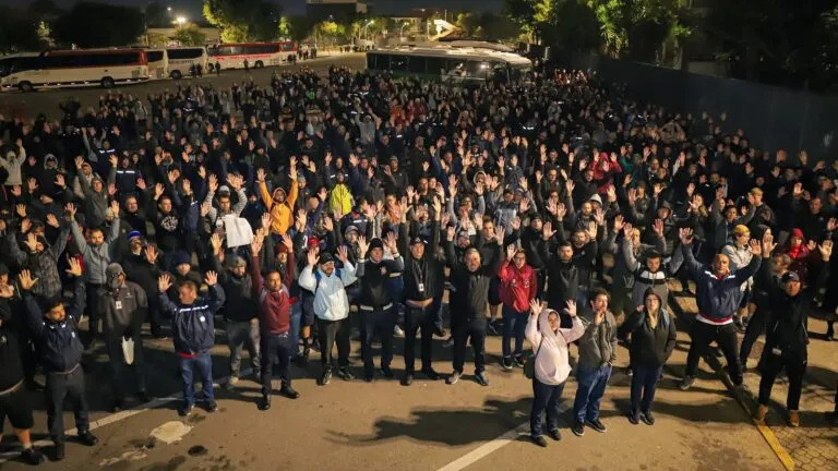 trabalhadores-na-mercedes-benz-em-sao-bernardo-conquistam-reajuste-salarial-de-7-acordo-tambem-garante-reajuste-no-vale-alimentacao-foto-adonis-guerra-smabc-tvt-news