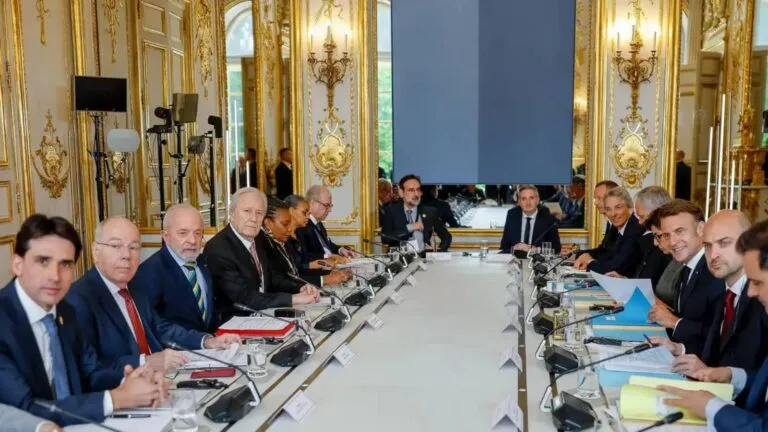 macron-pede-inclusao-de-clausulas-espelho-para-acordo-ue-mercosul-o-clima-nao-sai-beneficiado-vamos-matar-a-nossa-agricultura-reclamou-foto-ricardo-stuckert-pr-tvt-news