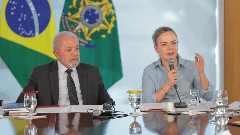 TVTNews 8 ministra-de-lula-gleisi-hoffmann-conversa-com-a-tvt-e-outros-veiculos-gleisi-hoffmann-assumiu-o-ministerio-em-marco-desse-ano-foto-gil-ferreira-ascom-sri-tvt-news