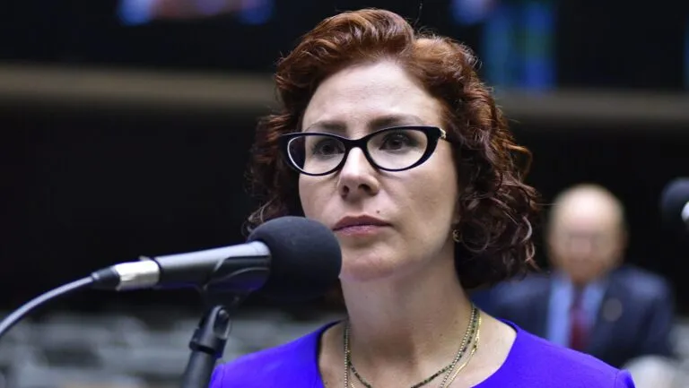 lider-do-pt-pede-que-carla-zambelli-seja-procurada-pela-interpol-deputada-federal-carla-zambelli-foto-zeca-ribeiro-camara-dos-deputados-tvt-news