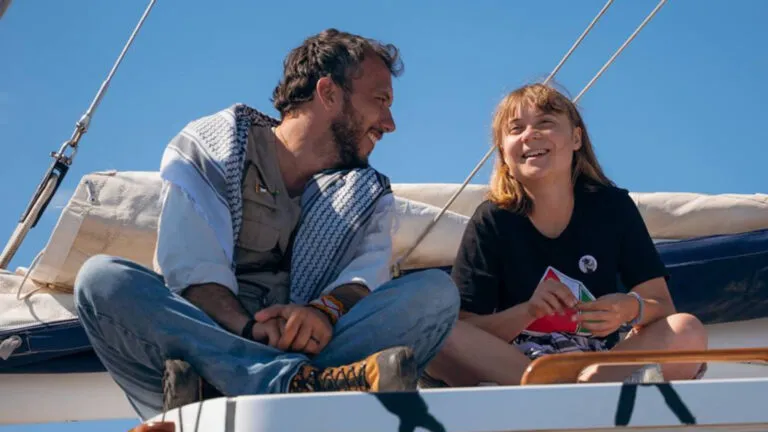 TVTNews 6 navio-greta-resgata-migrantes-acompanhe-localizacao-thiago-avila-e-greta-thunberg-foto-freedom-flotilla-coalition-tvt-news