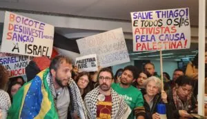 TVTNews 25 cupula-brasil-caribe-reforca-integracao-regional-o-ativista-thiago-avila-durante-a-sua-chegada-no-aeroporto-de-guarulhos-apos-ser-preso-e-deportado-pelo-exercito-israelense-ao-tentar-desembarcar-em-gaza-foto-girrana-rodrigues-tvt-news