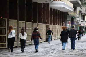 TVTNews 23 ciclone-extratropical-frio-e-vento-forte-para-o-sul-e-sudeste-no-fim-de-julho-chegada-de-frente-fria-no-centro-da-capital-paulista-foto-rovena-rosa-agencia-brasil-tvt-news