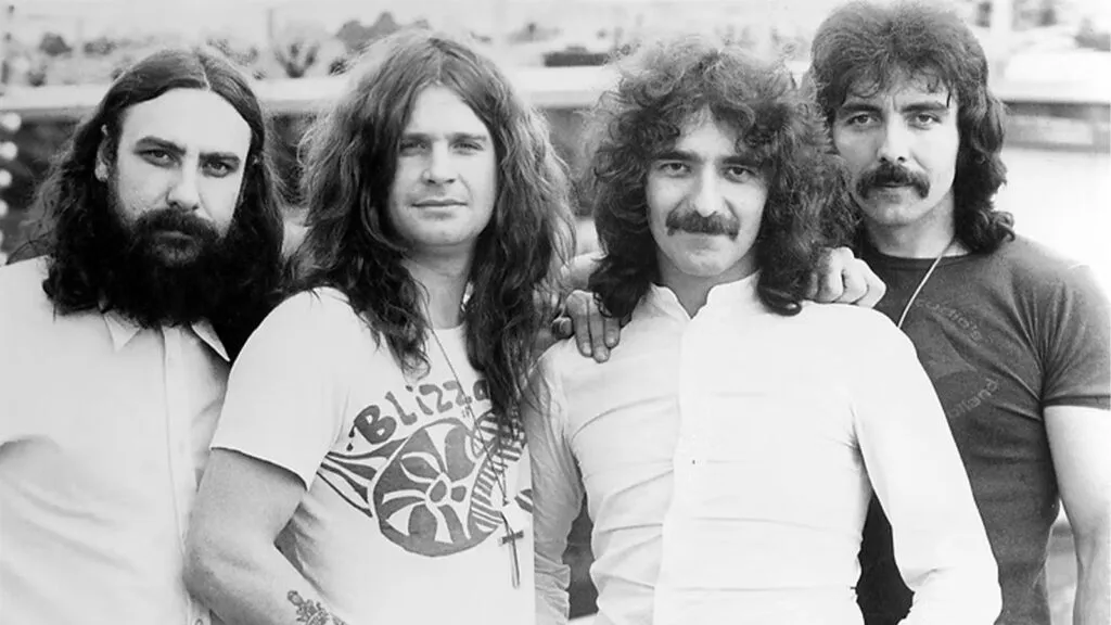 Ozzy Osbourne morre aos 76 anos; relembre sua carreira 1 banda-black-sabbath-divulgacao-tvt-news