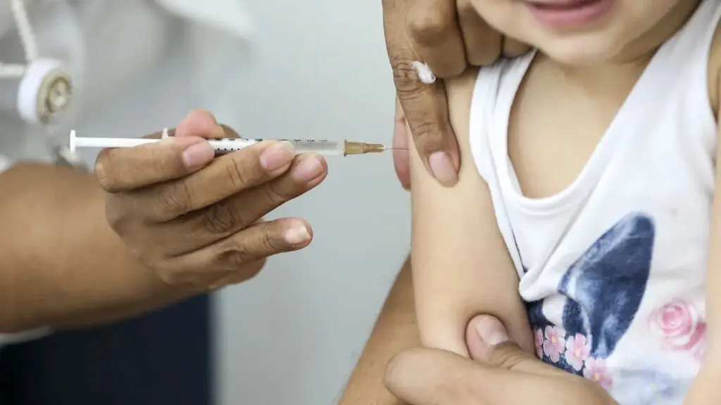 Em 35 anos, ECA trouxe avanços na proteção à criança e ao adolescente 5 vacinacao infantil