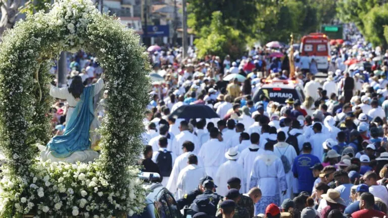 agosto-tem-feriado-veja-datas-quando-cai-5-dia-util-mes-festa-nossa-senhora-da-assuncao-fortaleza-kid-jr-diario-do-nordeste-tvt-news