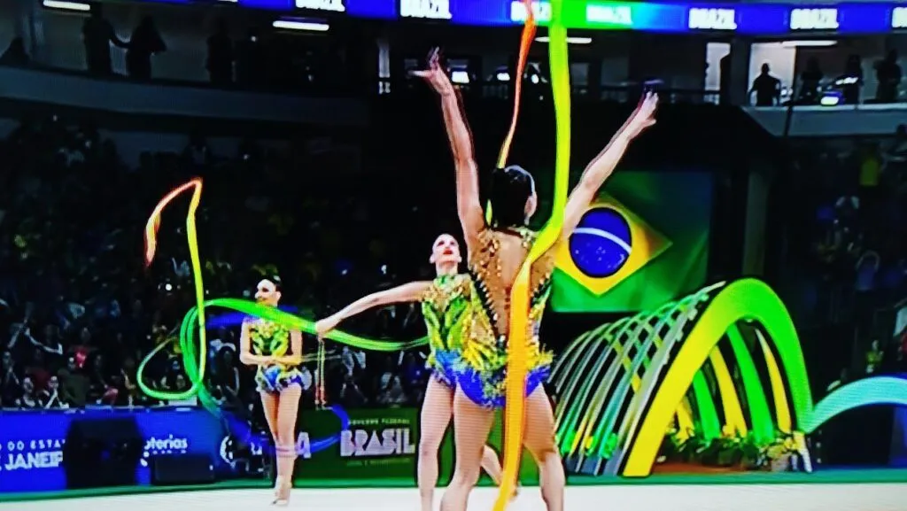 Medalha inédita: Brasil conquista prata no Mundial de Ginástica Rítmica 1 medalha-inedita-brasil-conquista-prata-no-mundial-de-ginastica-ritmica-apresentacoes-que-valeram-o-vice-campeonato-mundial-foram-feitas-ao-som-de-ritmos-brasileiros-do-sertanejo-ao-funk-passando-pelo-samba-imagem-reproducao-transmissao-fig-tvt-news