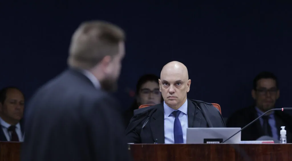 julgamento-de-bolsonaro-ao-vivo-acompanhe-o-segundo-dia-com-militares-no-banco-dos-reus-advogado-do-general-augusto-heleno-reclama-da-quantidade-de-perguntas-feitas-por-alexandre-de-moraes-a-quem-acusa-de-inquisidor-foto-rosinei-coutinho-stf-tvt-news