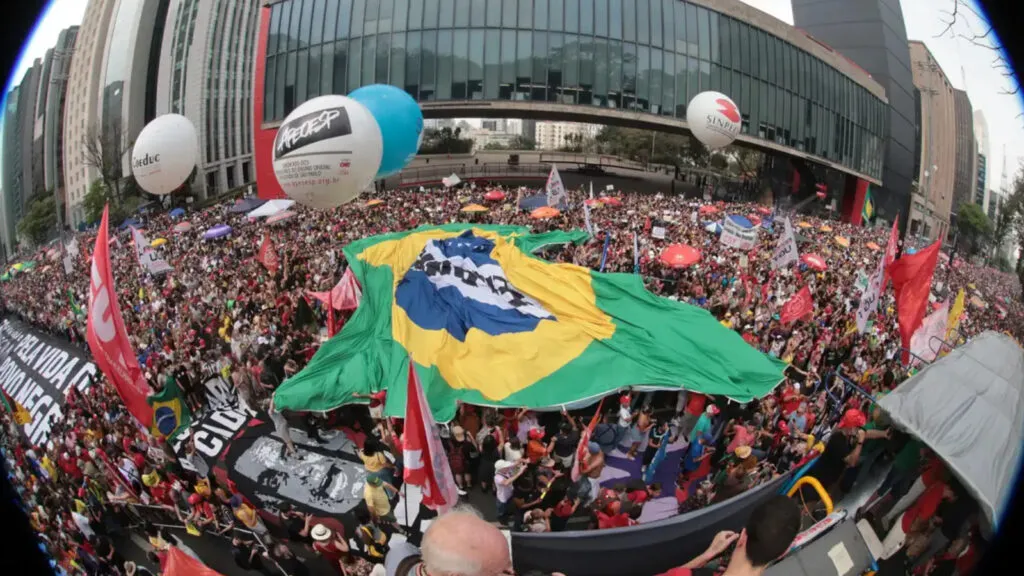 Milhares vão às ruas em atos contra PEC da Blindagem e PL da anistia 1 milhares-as-ruas-atos-contra-blindagem-e-anistia-bandeira-gigante-do-brasil-e-referencia-a-defesa-da-soberania-nacional-contra-o-governo-donald-trump-foto-paulo-pinto-agencia-brasil-tvt-news