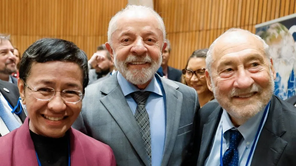 lula-ensina-o-que-voce-fez-pela-democracia-hoje-durante-evento-em-defesa-lula-faz-foto-com-a-premio-nobel-da-paz-a-jornalista-filipina-maria-ressa-e-o-premio-nobel-de-economia-joseph-stiglitz-foto-ricardo-stuckert-pr-tvt-news
