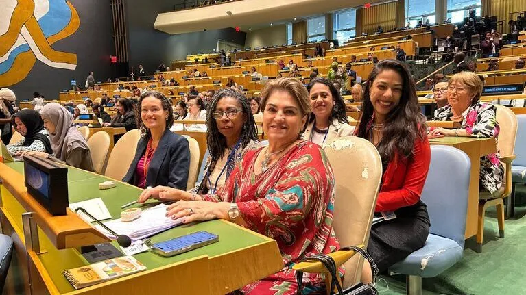 5a-conferencia-nacional-de-politicas-para-as-mulheres-comeca-dia-29-confira-programacao-ministra-das-mulheres-marcia-lopes-durante-reuniao-de-alto-nivel-na-80a-assembleia-geral-da-onu-ao-fundo-a-ex-presidenta-do-chile-michele-bachelet-a-conferencia-e-uma-iniciativa-do-ministerio-das-mulheres-foto-gov-br-tvt-news-8-de-marco-dia-da-mulher-conheca-a-origem-da-data-e-mulheres-que-marcaram-a-historia-dia-das-mulheres-dia-internacional-das-mulheres-tvt-news