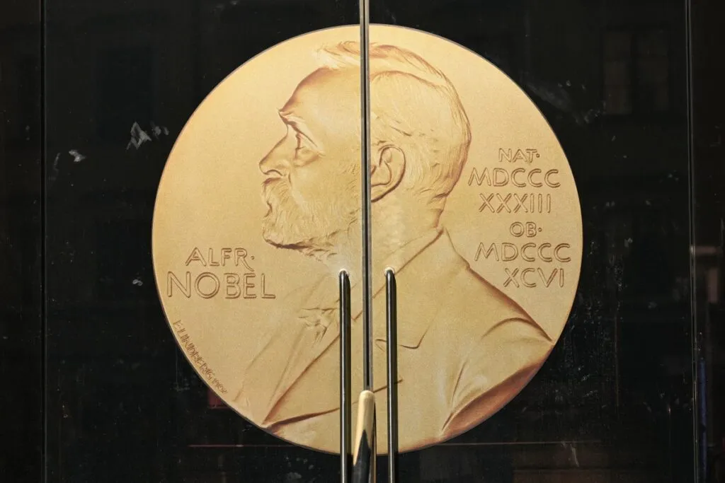 Nobel de Medicina 2026 vai para trio que revelou como o cérebro guarda memórias e emoções 1 nobel-premio-nobel-academia-sueca-premio-nobel-tvt-news-nobel-de-medicina