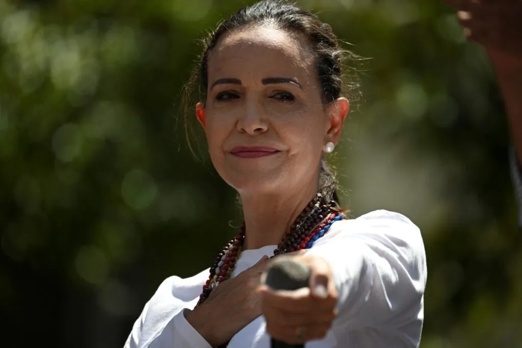 Não foi o Trump; Corina Machado ganha Prêmio Nobel da Paz 1 nao-foi-o-trump-corina-machado-ganha-premio-nobel-da-paz-corina-machado-integra-a-oposicao-venezuelana-e-convenceu-o-comite-do-nobel-que-defende-a-transicao-democratica-foto-federico-parra-afp-tvt-news