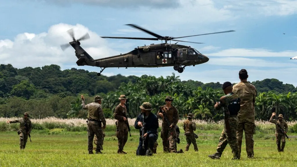 militares-dos-eua-fazem-manobras-no-panama-e-maduro-diz-que-tem-5-mil-misseis-russos-militares-americanos-participam-de-treinamento-de-manobra-de-sobrevivencia-em-colon-panama-em-22-de-outubro-de-2025-foto-de-walter-hurtado-afp-tvt-news