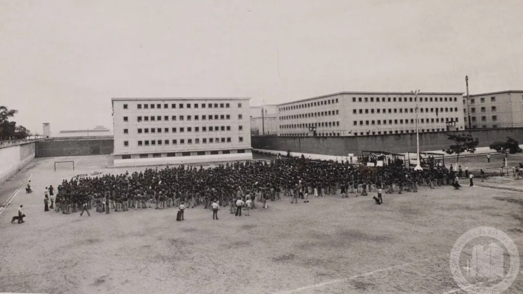 Maior massacre do Brasil: governador do RJ comemora; comunidade reage e chora 6 rio-de-janeiro-operacao-contencao-corpos-se-acumularam-em-bairros-pobres-do-rio-de-janeiro-numero-de-mortos-maior-que-carandiru-foto-de-1975-do-patio-da-casa-de-detencao-de-sao-paulo-e-tres-dos-seus-pavilhoes-imagem-da-colecao-de-imagens-do-extinto-jornal-aqui-sao-paulo-sob-a-guarda-do-arquivo-publico-do-estado-de-sao-paulo-tvt-news