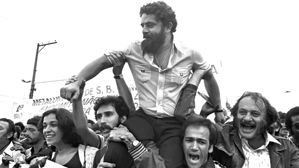 lula-80-anos-luiz-inacio-lula-da-silva-aniversario-presidente-lula-80-anos-de-lula-tvt-news-jingle-de-lula-adapta-classico-do-funk-dos-anos-1990-e-resgata-trajetoria-do-presidente-tvt-news