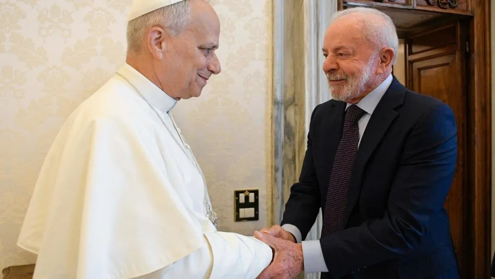 lula-e-papa-leao-xiv-se-encontram-no-vaticano-lula-e-papa-leao-xiv-fazem-o-primeiro-encontro-dos-dois-lideres-foto-vatican-media-tvt-news