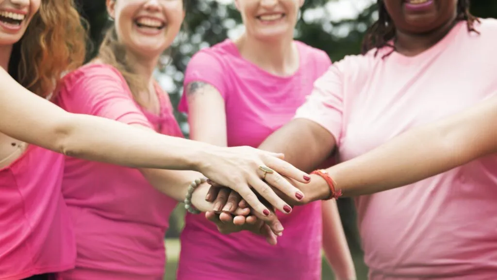 outubro-rosa-detecao-precoce-pode-garantir-ate-95-de-cura-mamografia-e-a-consulta-medica-regular-facilitam-o-diagnostico-precoce-e-aumentam-as-chances-de-cura-do-cancer-de-mama-em-ate-95-foto-freepik-tvt-news