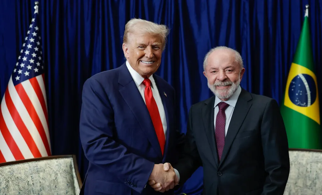 Trump e Lula se encontram e negociam tarifaço; confira detalhes 2 lula-e-trump-se-encontram-para-coversar-sobre-tarifaco-frnte-a-frente-lula-e-trump-dizem-que-havera-conclusao-rapida-para-os-dois-paises-foto-ricardo-stuckert-pr-tvt-news