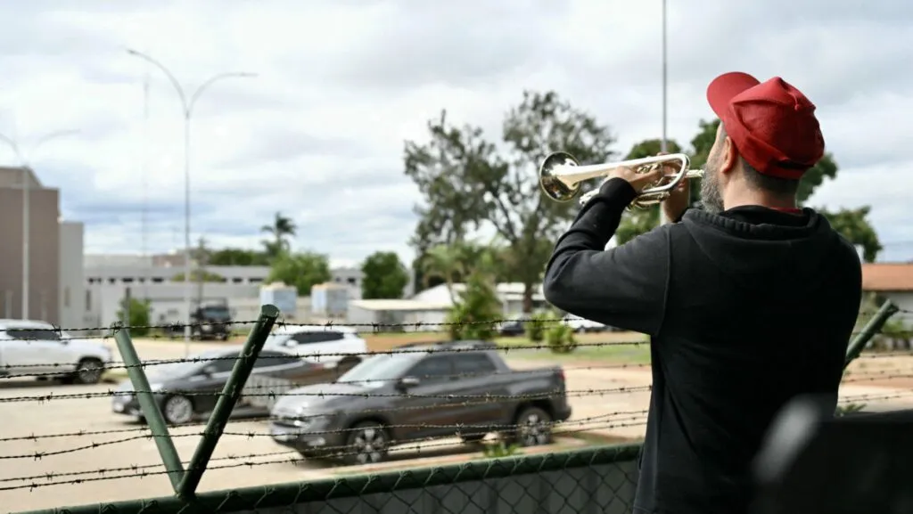 Bolsonaro é preso; prisão preventiva foi decretada 2 bolsonaro-e-preso-prisao-preventiva-foi-decretada-bolsonaro-esta-preso-na-sede-da-policia-federal-pf-brasilia-tvt-news