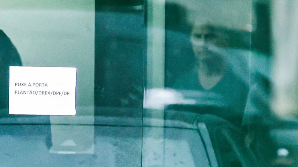 bolsonaro-prisao-tornozeleira-preso-remedios-stf-prisao-preventiva-pf-policia-federal-surto-vozes-na-tornozeleira-fuga-cela-na-pf-tvt-news