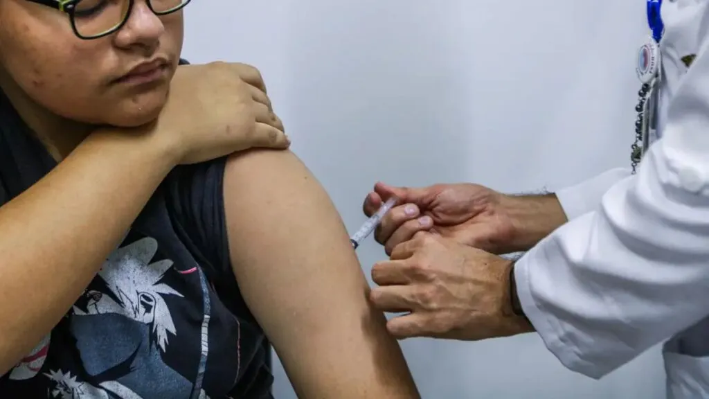 Vacinação de adolescentes de 15 a 19 anos contra o HPV vai até dezembro 3 Jovens-de-15-a-19-anos-podem-se-vacinar-contra-HPV-ate-junho-de-2026-rovena-rosa-agencia-brasil-tvt-news