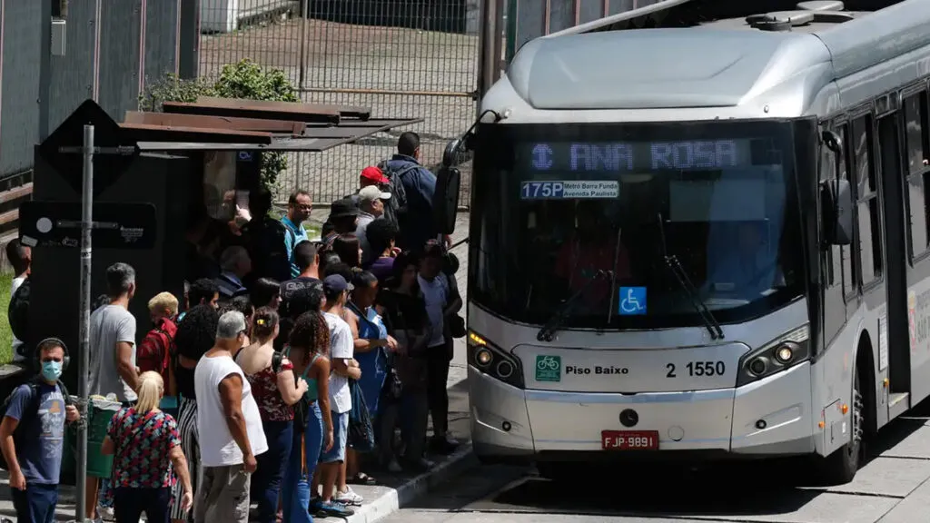 Motoristas-recolhem-onibus-e-comecam-paralisacao-em-Sao-Paulo-fernando-frazao-agencia-brasil-tvt-news