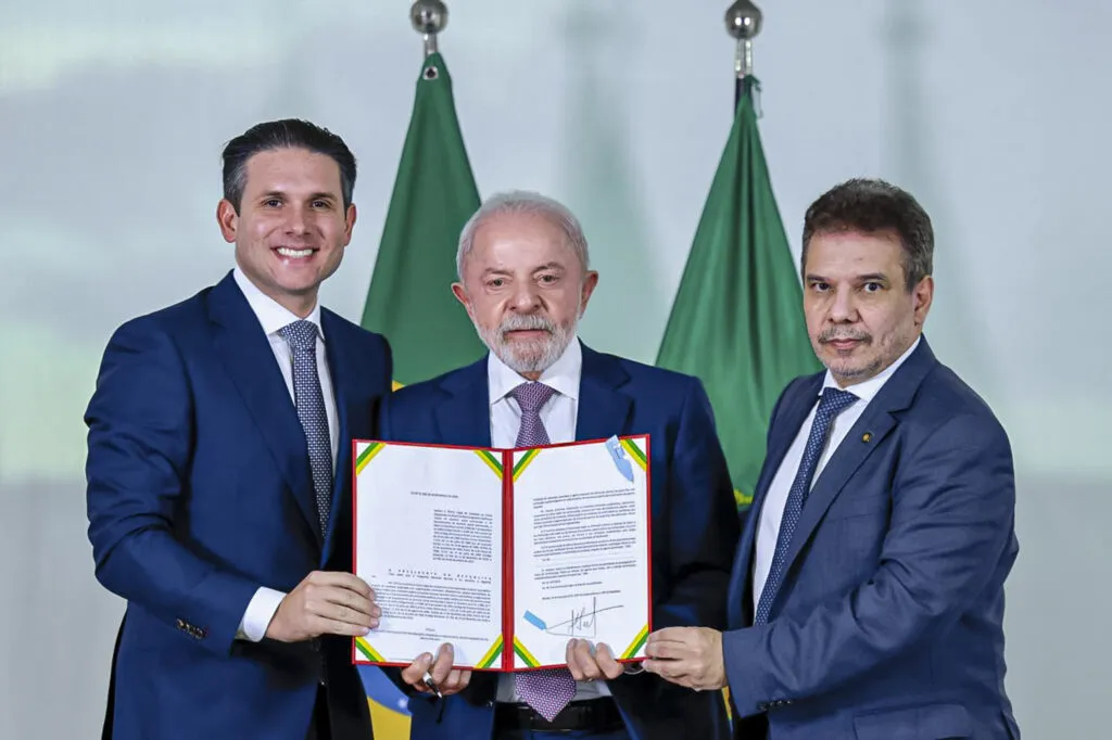 Hugo Motta declara apoio à reeleição de Lula 2 lula-hugo-motta-e-marcio-macedo-durante-a-sancao-do-projeto-que-institui-o-marco-legal-do-combate-ao-crime-organizado-no-brasil-no-palacio-do-planalto-brasilia-df-foto-ricardo-stuckert-pr-tvt-news