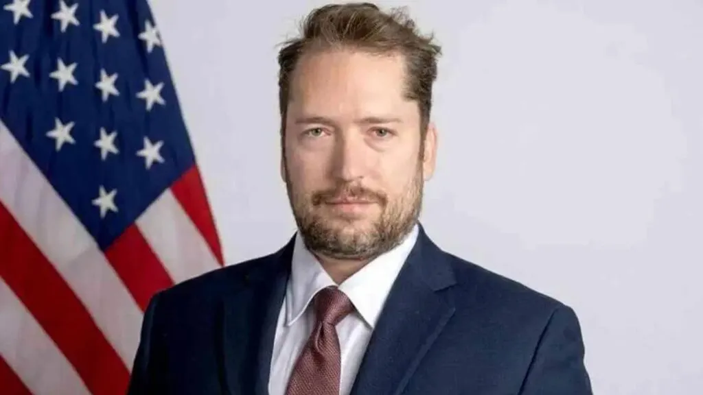 moraes-autoriza-visita-de-assessor-de-trump-a-bolsonaro-na-papudinha-darren-beattie-ja-acusou-censura-e-perseguicao-a-bolsonaro-foto-departamento-de-estado-dos-eua-divulgacao-tvt-news