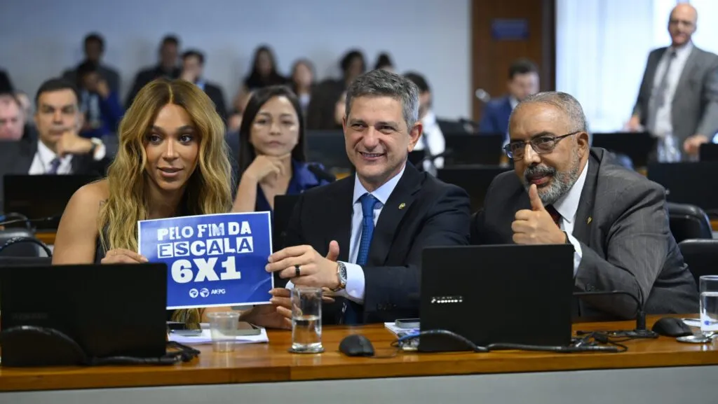 Separe todas palavras da frase abaixo com um hífen (-), coloque tudo em minúsculo e sem acento, transforme os dois pontos (:) em hífen (-) e também transforme os espaçadores ( | ) em hífen (-): CCJ pauta fim da escala 6×1 no dia da Marcha da Classe Trabalhadoras | TVT News Ao final, dê apenas a frase sem acentos e separada com hífen, sem comentários. eu preciso copiar e colar o atributo alt, por isso, só preciso da frase com os hifens