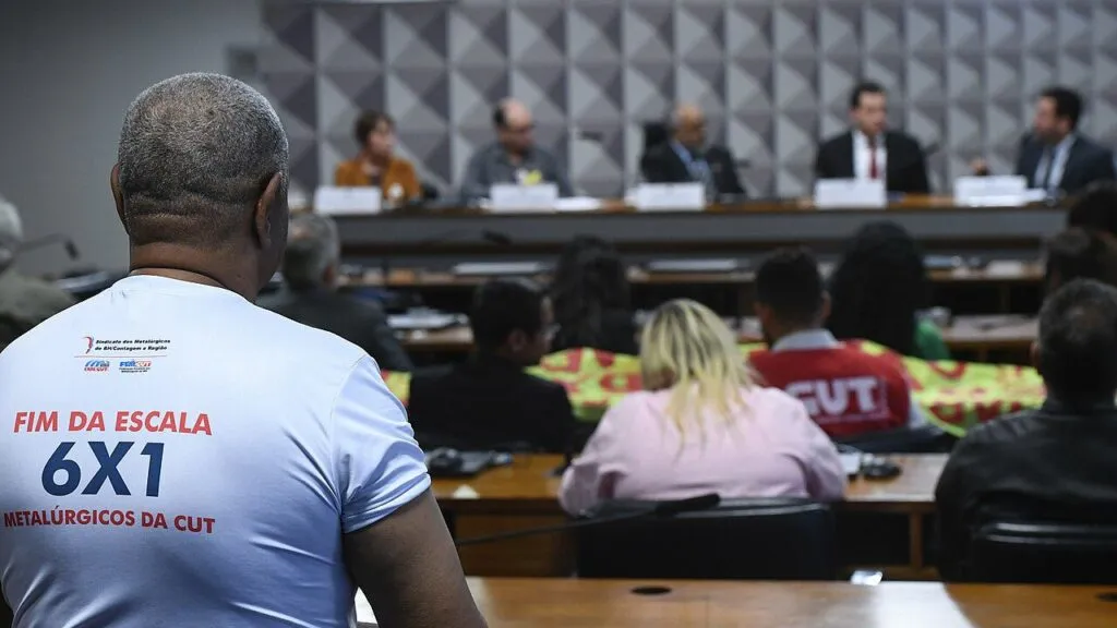 ccj-pauta-fim-da-escala-6x1-no-dia-da-marcha-da-classe-trabalhadoras-tvt-news-fim-da-escala-6x1-camara-dos-deputados-instala-comissao-fim-da-escala-6-x-1-e-reducao-da-jornada-de-trabalho-sem-diminuicao-de-salarios-trabalhadores-pelo-fim-da-escala-6x1-tvt-news